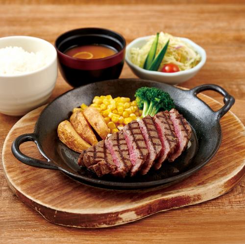 Japanese black beef steak 2580 yen (tax included) * A wide variety of steaks and set menus are available in addition to the course