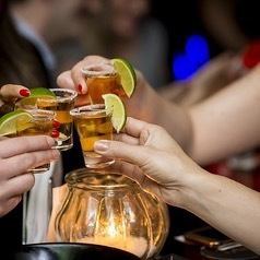 【ビールやカクテル、ハイボールにソフトドリンクも♪】雰囲気あるオシャレなバーで飲み放題を楽しめます！