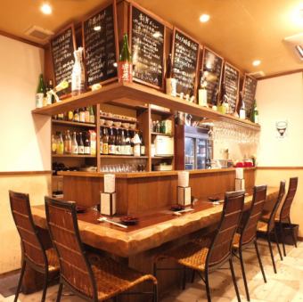 It is a spacious counter seat in the center of the shop.Here you can find sake and cuisine that suits you.