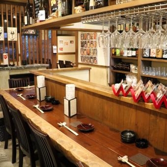 お店の中央にある、広々としたカウンター席です。ココで自分に合った日本酒や料理をお探しいただけます。