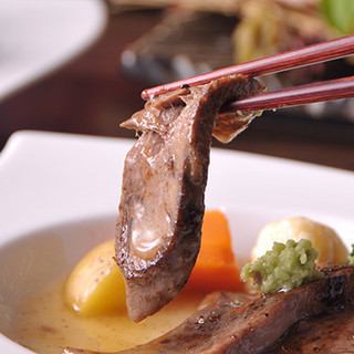 [Excellent compatibility with sake and wine♪] A famous dish ``Stewed Beef Tongue Grilled'' simmered in a special bonito stock