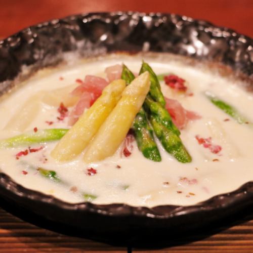 [Season] White asparagus and prosciutto simmered in cherry blossom cream