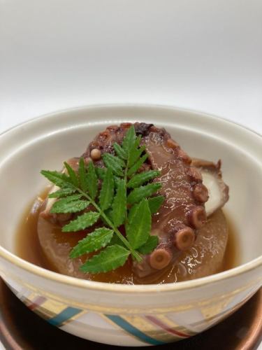 Boiled octopus and radish with cherry blossoms
