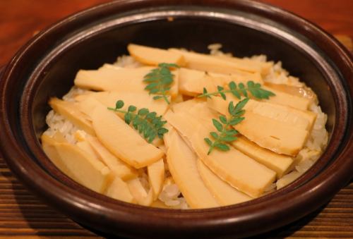 [Season] Bamboo shoot rice cooked in a clay pot