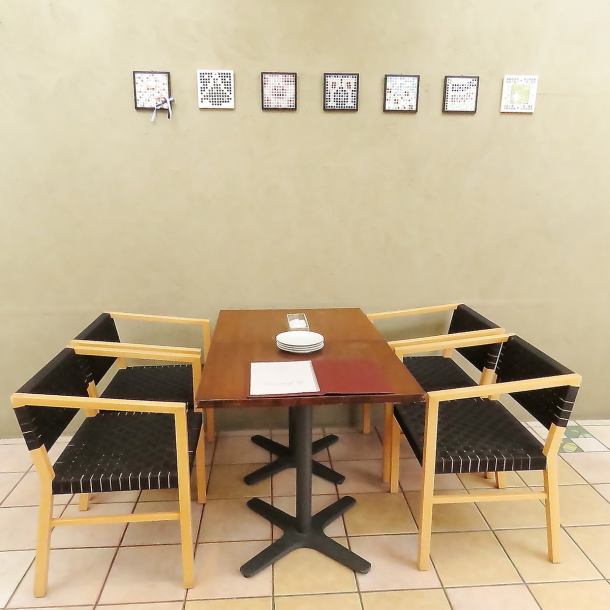 テーブル席は2名～4名席がございます。店内もガラス張りで日が差し込むととてもあたたかくゆったりとお寛ぎいただけます。ランチの際は満席になることもございますので、ご予約はお早めに◎　晴れた日にはテラス席でもお食事頂けます※テラスは予約不可