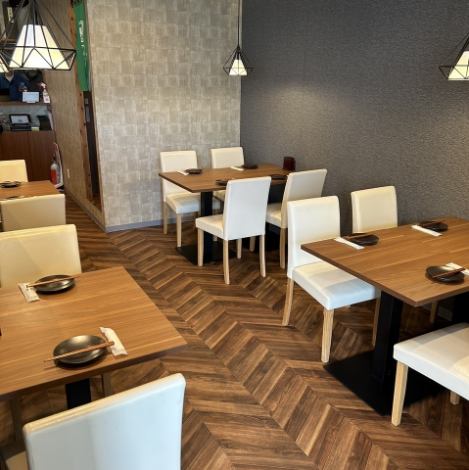 落ち着いた雰囲気が自慢の当店は２名掛けのテーブル席が２つと4名掛けのテーブル席が９つをご用意しています！２名掛けのテーブル席では大切な人との記念日や恋人とのデート利用に最適です！また4名掛けは広々としたテーブル席となっているので快適にお過ごしいただけること間違いなしです♪