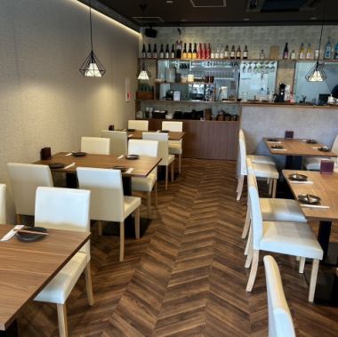 2名掛けのテーブル席はデートや友人との食事にぴったりの落ち着いた空間。木の温もりを感じるインテリアと、白を基調としたチェアが心地よさを演出します。自然光が差し込む明るい店内でゆったりと会話を楽しみながら、特別な時間を過ごせます。静かでプライベート感のある席なのでゆっくり過ごしたい方にもおすすめです。