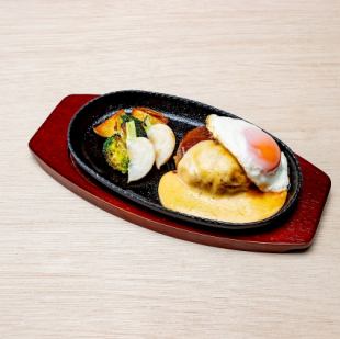 黒毛和牛100%の自家製ハンバーグ目玉焼き+チーズ+デミグラス