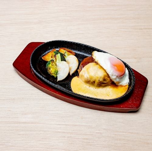 黒毛和牛100%の自家製ハンバーグ目玉焼き+チーズ+デミグラス