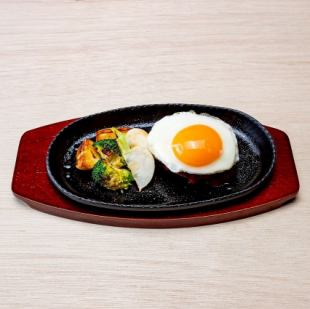 黒毛和牛100%の自家製ハンバーグ目玉焼き+デミグラス