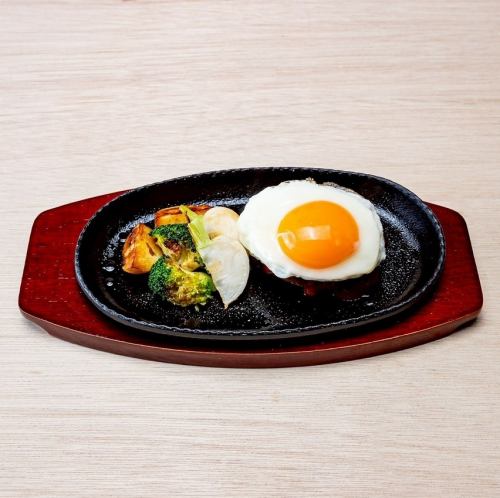 黒毛和牛100%の自家製ハンバーグ目玉焼き+デミグラス