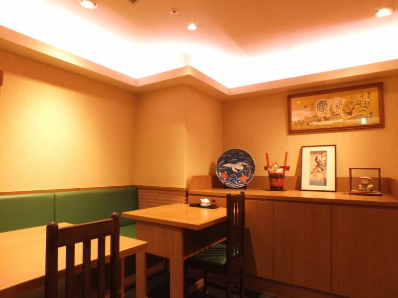 落ち着いた空間の店内は、席の間に仕切りがあるのでお隣の方との距離も気にせずお食事をお楽しみいただけます。丁寧な接客と美味しい鰻で、快適な時間をお過ごしください。