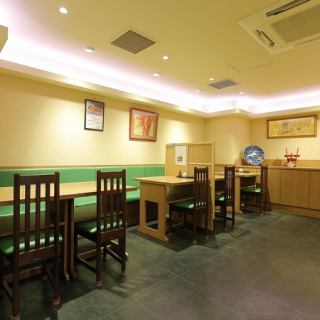 席同士の間隔が広く、木を基調としたお洒落でゆったりとした空間関東式のふっくらと焼き上げた国産鰻、関西では珍しいせいろ蒸し・ひつまぶしといった鰻料理、旬の食材を使った色とりどりのお料理、お造り、天麩羅、地酒など落ち着いた店内でご堪能くださいませ。