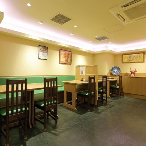 席同士の間隔が広く、木を基調としたお洒落でゆったりとした空間関東式のふっくらと焼き上げた国産鰻、関西では珍しいせいろ蒸し・ひつまぶしといった鰻料理、旬の食材を使った色とりどりのお料理、お造り、天麩羅、地酒など落ち着いた店内でご堪能くださいませ。