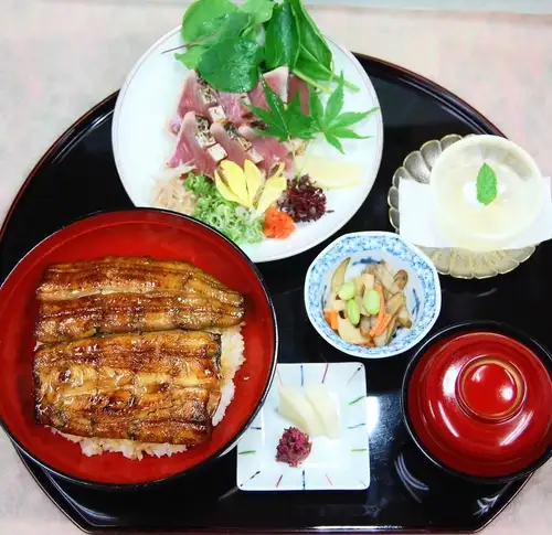 戻り鰹のタタキと鰻丼のセット