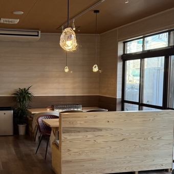 ご友人同士やご家族様での食事会にぴったりな、6名様がご利用できるテーブル席を2卓ご用意しております◎特製のタネを流し、焼き上がったらくるくるとひっくり返す工程はお子様にも大人気♪自分で焼いたたこ焼きは、いつも以上に美味しく感じること間違いなし◎お好きなドリンクを添えて、美味しい体験をお楽しみください♪