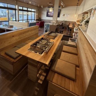 8名掛けのテーブル席は、学校帰りの学生さんや昼飲みでご来店されたお客様に人気のお席♪広々とした開放的なお席となっており、スクールバッグやその他荷物を置くスペースもしっかりあって安心◎仲間内で賑やかにたこ焼きを囲み、トッピングを変えてシェアするのも、タコパらしくて楽しい♪お財布に優しい値段なのも良き◎