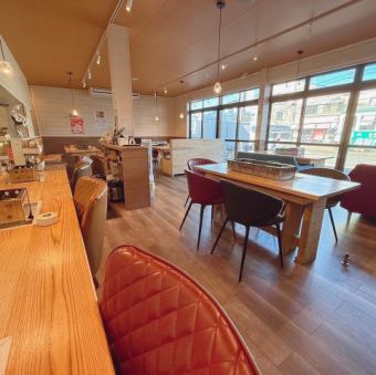 会社の歓送迎会や忘新年会、各種パーティーにもぴったりな、14名様がご利用できるテーブル席もございます◎「スマドリ(スマートドリンキング)」の考えを取り入れたドリンクメニューは、各種ご宴会を楽しまれるお客様に大変好評◎ご気分に合わせたドリンクをそれぞれ片手に、当店自慢のたこ焼きを心ゆくまでご堪能ください♪