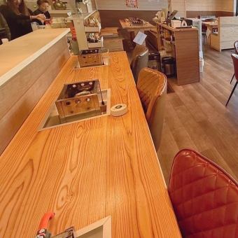 おひとり様も大歓迎のカウンターは全3席◎自分で焼いたたこ焼きを楽しみたい、会社帰りにたこ焼きとドリンクでサク飲みしたい、たこ焼きのいい香りに誘われて、など、どなた様もお気軽に当店へお立ち寄りください！たこ焼きの焼ける香ばしい薫り、出来たて熱々のたこ焼きの上で踊るトッピングが食欲をそそってたまらない♪