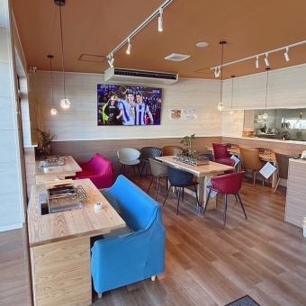 当店には4名様がご利用できるカップルシートもございます♪ご夫婦やカップル2名様がのびのびと過ごせる他、ダブルデートの利用にも大変好評いただいております◎まるで友人同士が集まったかのような肩肘張らない心で、会話やご飲食をお楽しみいただける「自宅でタコパ」スタイルが堪能できるお席です♪ぜひご利用ください！