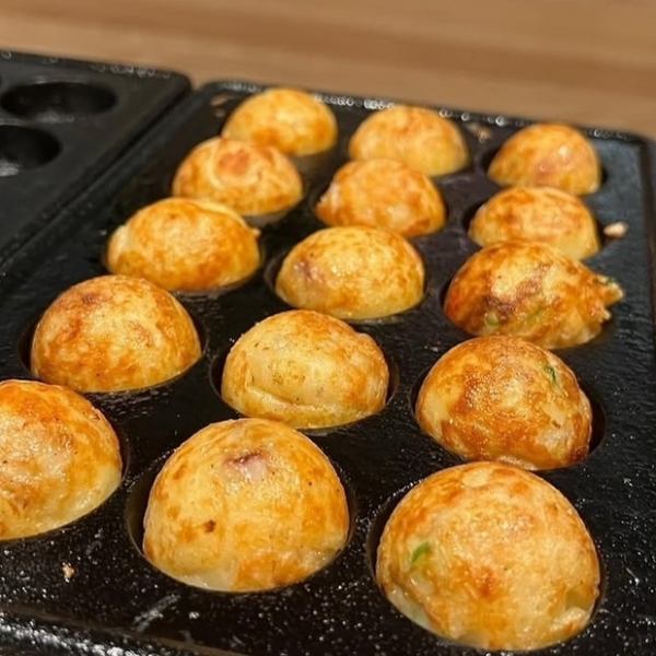当店のたこ焼きは15個入りでお得な935円(税込)～自慢の味がリーズナブルなお値段でお楽しみいただけます♪