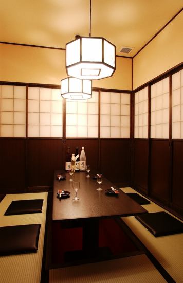 拥有令人放松的日式现代内饰的包间。适合女孩们的夜晚◎
