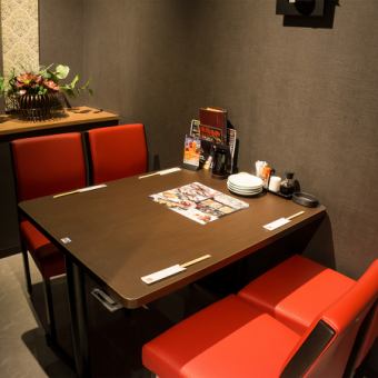 完全に区切られたテーブル席はお客様の大切なプライベート空間を演出します。