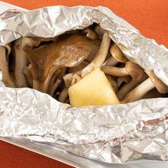Grilled shimeji and maitake mushrooms in foil