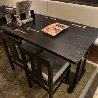 以黑色為基調的別緻桌椅。