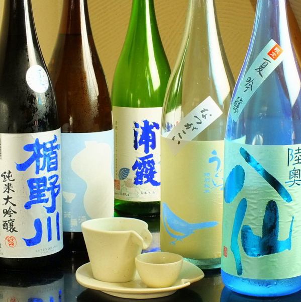 鳥まさは日本酒利き酒師の資格保有者がいるお店。種類豊富なメニューの中から選ぶも良し、「こんなお酒がいいな」とお伝えいただければお料理に合った日本酒をお選びします！カウンター前には選び抜かれた焼酎もたくさん。