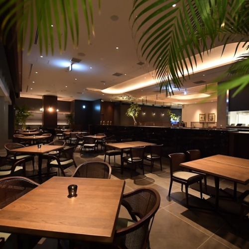 ラグジュアリーで開放的な店内で