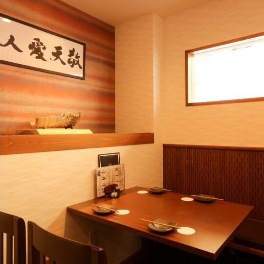 【会社宴会・飲み会に】◆少人数の会社宴会や飲み会に最適なテーブル席をご用意しております。美味しい料理とお酒を囲みながら会話をお楽しみください♪友人・知人飲み・女子会などにもぴったりです◎