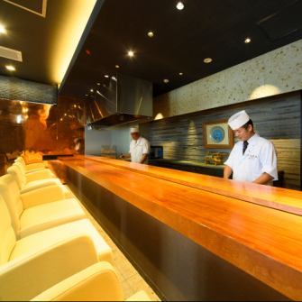 【Counter】 It will be a luxurious space to drink alcohol while watching the chef's handwork.It is a seat which is used by two people from one person.
