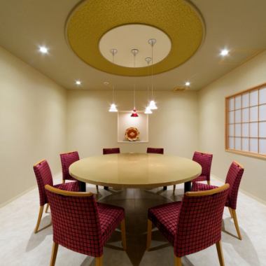 [Red sake] Capacity 8 people.A round table is also available.This room is popular with families and women's groups.
