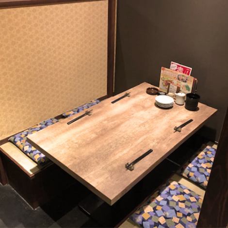 A spacious semi-private room where you can enjoy yourself without worrying about the customers around you.Since it is a table seat, you can use it without taking off your shoes.