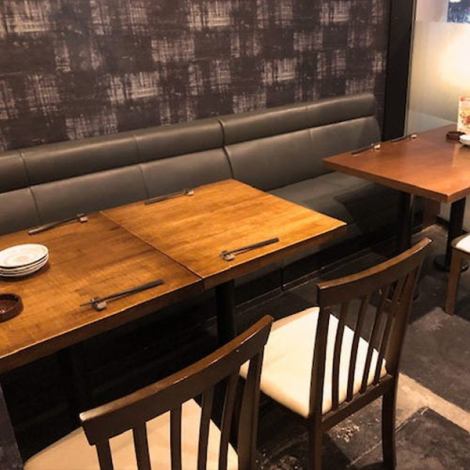 【2～10名様向けテーブル席】2～4名様でご利用いただけるテーブル席は、結合して最大10名様の団体でご利用いただけます！仕事終わりの飲み会・お食事にも気軽に利用できる席で、片側がソファーの席もあるので落ち着いてお酒と料理を堪能できます。席のみのご予約も可能。急な宴会もご相談ください！