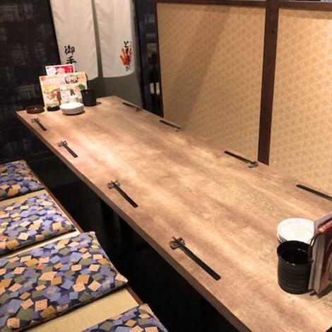 周辺にお住いの方、働く方にご利用いただいている賑やかだけどリラックスできる場所…それがとめ手羽白木原店です。まるで実家のような居心地抜群の掘りごたつ席は、仕事終わりでお疲れの方も、小さなお子様連れのご家族ものびのびと落ち着いて食事ができる人気の席です。掘りごたつ半個室もご用意しております！