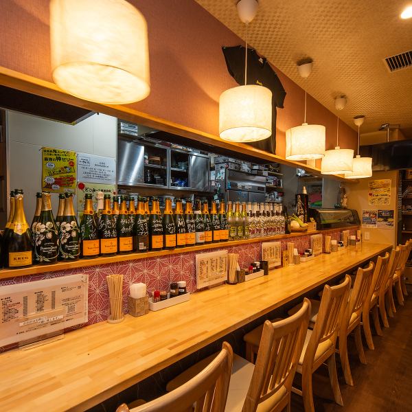 【カウンター10席】店内は広々として、明るい雰囲気が特徴です。活気に満ちた空間で、いつも笑顔があふれます♪ カウンター席は10席あり、デートや少人数での飲み会にピッタリの場所。カジュアルな雰囲気で、誰でも気軽に立ち寄れるお店です。友達との楽しい時間を過ごすのに最適♪
