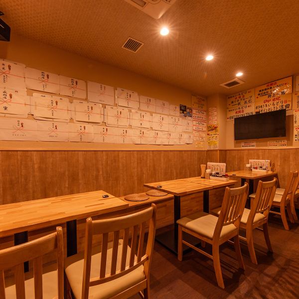 【テーブル4名がけ×３卓】この居酒屋は、明るくて賑やかな雰囲気が特徴♪4人掛けのテーブルが3つあり、友達と楽しい時間を過ごすのにぴったりの場所◎店内はいつも活気に満ちていて、初めて訪れる人でもすぐにリラックスできる◎美味しい料理とおいしいお酒の組み合わせが絶妙！二次会にもおすすめです◎