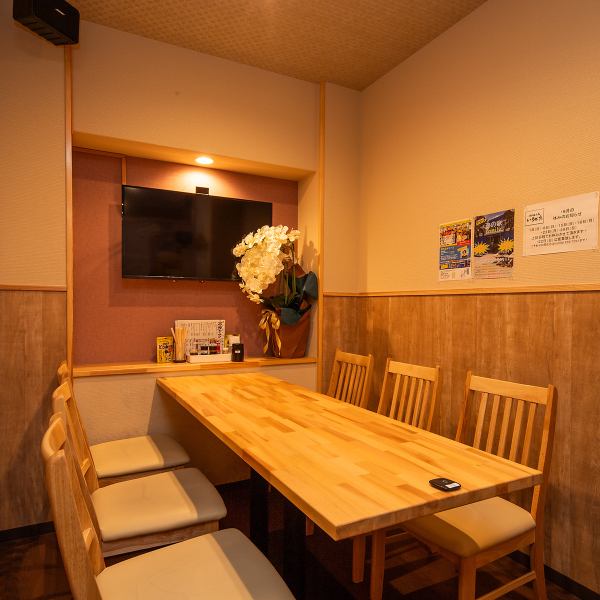 【個室最大7名様】広々とした明るい店内はリラックスするのに最適な空間です♪ 活気に満ちた雰囲気の中で、美味しい料理と楽しい会話を楽しめます☆6名～7名様様の個室もあり、少人数での利用も可◎大人数の際は、個室を開放し連結して、最大20名様対応のテーブル席に変更可能！友達や家族と一緒に素敵な時間を過ごせます！