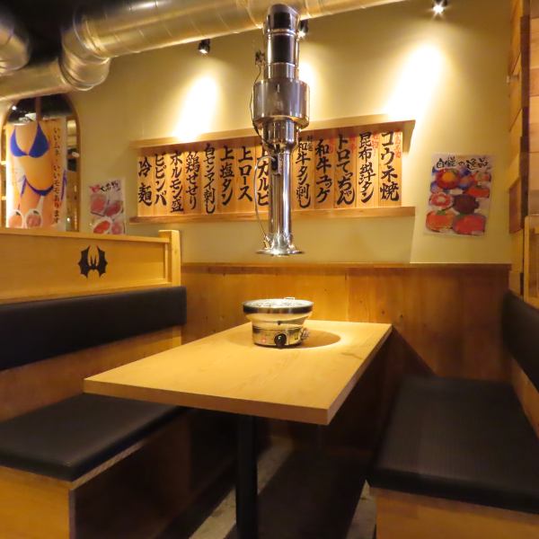 仕切りで区切られたボックス席をご用意しております。会社帰りのサク飲み、サク飯や気の置けない仲間との飲み会など、人数に合わせてご案内いたします。お席の幅もゆったりしておりますので、ごゆっくりとお食事をお楽しみ頂けます。