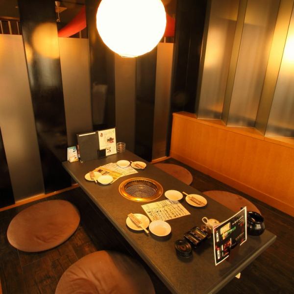 The interior of the store has a calm atmosphere based on dark brown wood grain.We have private rooms in the tatami room, so you can relax without worrying about the eyes of others, such as dates, entertainment, and family meals.
