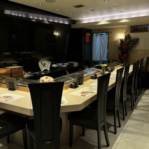 当店は、大理石で作られた10席のカウンターがあり、落ち着いた雰囲気の店内でお食事を楽しむことができます。お一人様や接待、デート、ママ友などとどのようなシーンにもぴったりの空間です。静かな環境で、ゆったりとした時間を過ごすことができます。心地よい雰囲気の中で、特別なひとときをお過ごしください◎