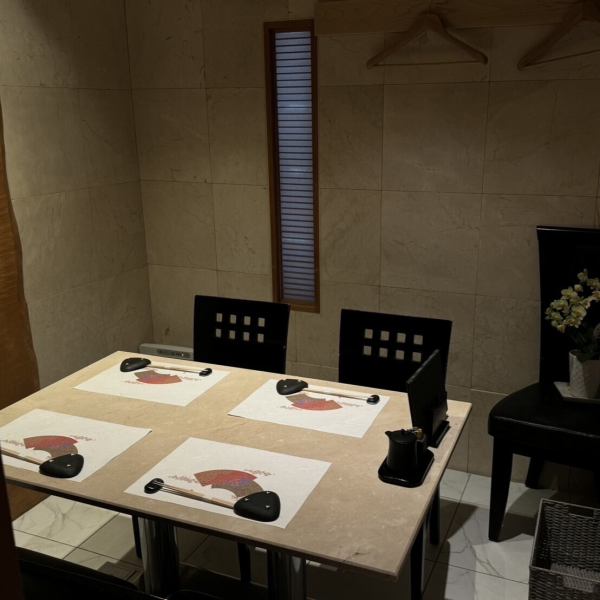 店内にはカウンター席だけでなく、半個室にしてプライベートな利用も出来るテーブル席も複数ご用意しております。ご家族でのお食事や接待、デートなどの色々なシーンで利用が可能となっております。落ち着いた雰囲気で種類豊富なお酒と料理をお楽しみ下さい◎