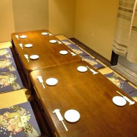 2Fのお座敷席のフロアを貸し切れば最大12名様のご宴会でご利用いただけます。なお、お座敷席フロアの貸切は7名様以上～12名様までとなります。
