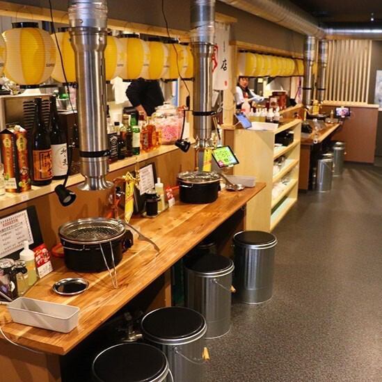 【4名掛けテーブル席×10卓をご用意♪】2名様～でもゆったりとお過ごしいただけるテーブル席をご用意しております◎少人数で楽しむのはもちろん、大人数でのお集まりにもぴったりの空間です♪ランチタイムには、拘りのお肉を使用したメニューをリーズナブルにご堪能いただけます！是非、この機会に一度足をお運びください◎