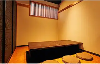 We have three tables available that can accommodate 3 to 6 people.The seating is in the sunken-floor style, making it easy to relax, and the atmosphere created by the subdued lighting further enhances the comfortable experience.It is recommended for business entertaining or small group gatherings and get-togethers.Please feel free to stop by on your way home from work.