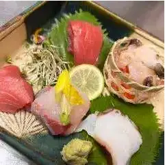 [Chef's Choice Sashimi Platter]