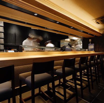 ライブ感溢れるカウンター全９席。職人の腕を目の前に美味しく楽しいお食事ができます。1-2名様利用可能。3名様以上のカウンター希望の場合はお電話にてお問合せください。