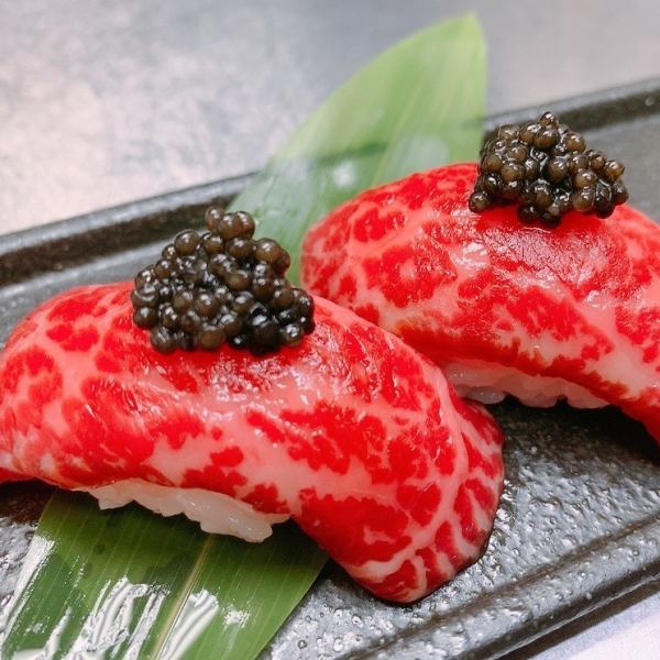 尾崎牛の甘みとキャビアの塩味がマッチした『厳選 尾崎牛 トロ握り』
